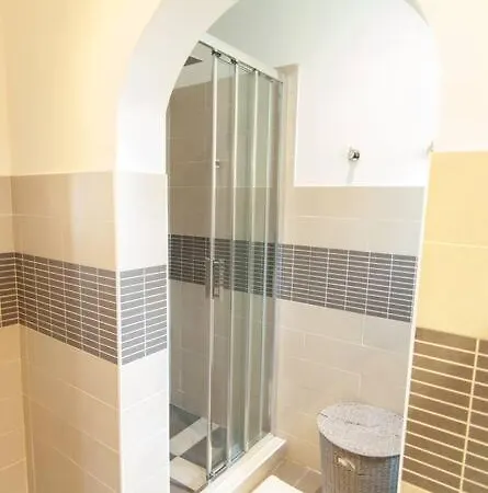 Cozy 1 Bedroom Flat,free Parking, Close To Center Lejlighed