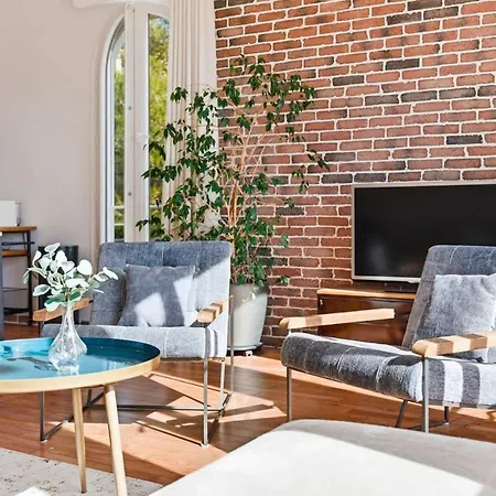 Cozy 1 Bedroom Flat,free Parking, Close To Center